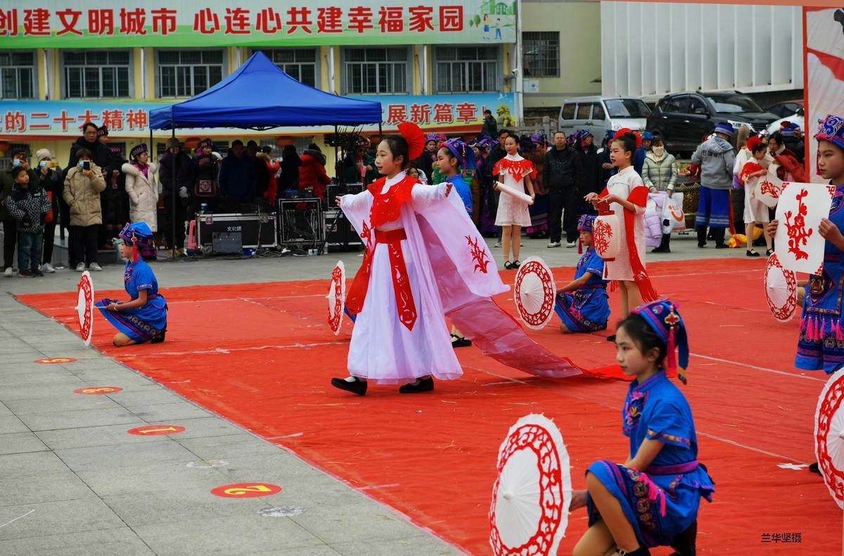 仫佬族依饭节展示 4