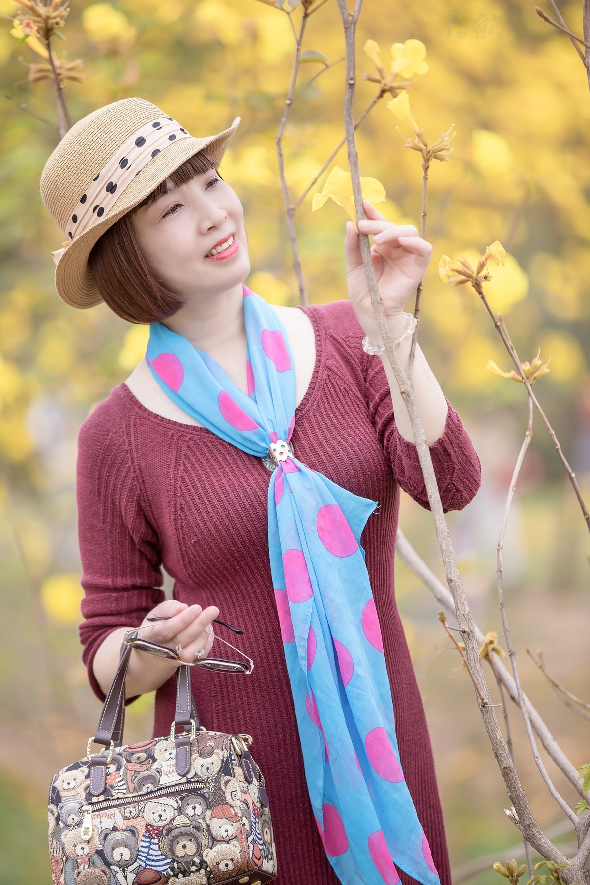 朵朵风铃绿叶中，飘飘然间露芳颜。