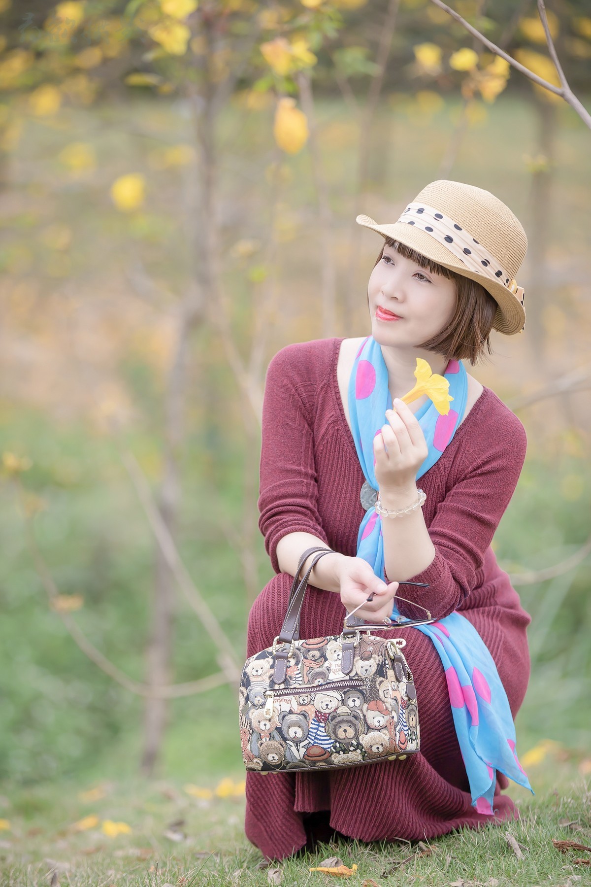 朵朵风铃绿叶中，飘飘然间露芳颜。