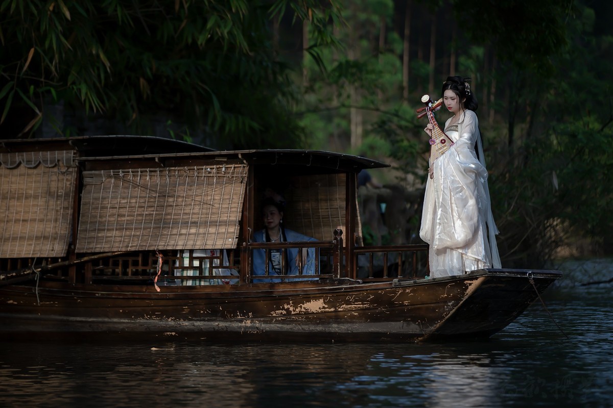 斜阳流水推蓬坐，翠色随人欲上船。