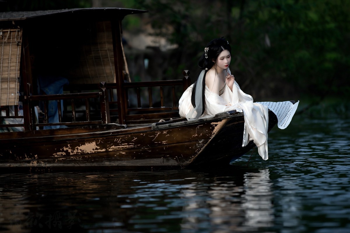 斜阳流水推蓬坐，翠色随人欲上船。