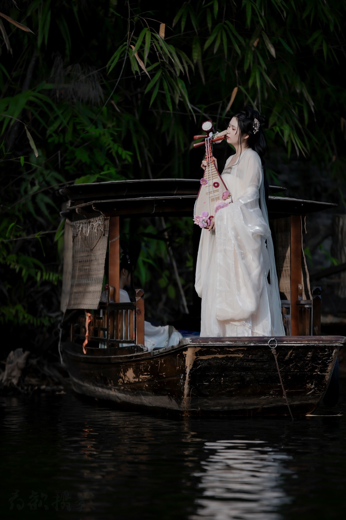 斜阳流水推蓬坐，翠色随人欲上船。