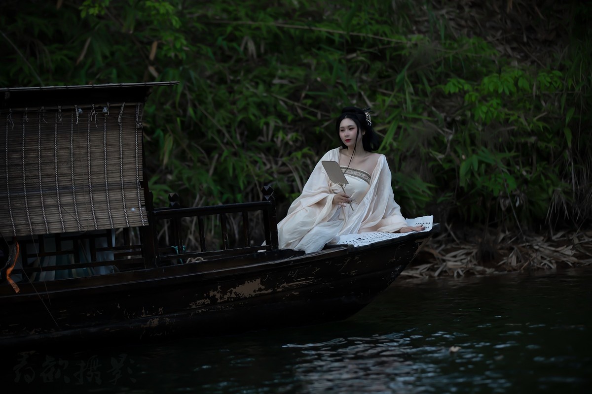 斜阳流水推蓬坐，翠色随人欲上船。