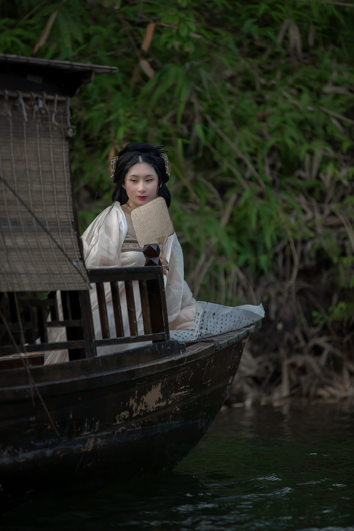 斜阳流水推蓬坐，翠色随人欲上船。