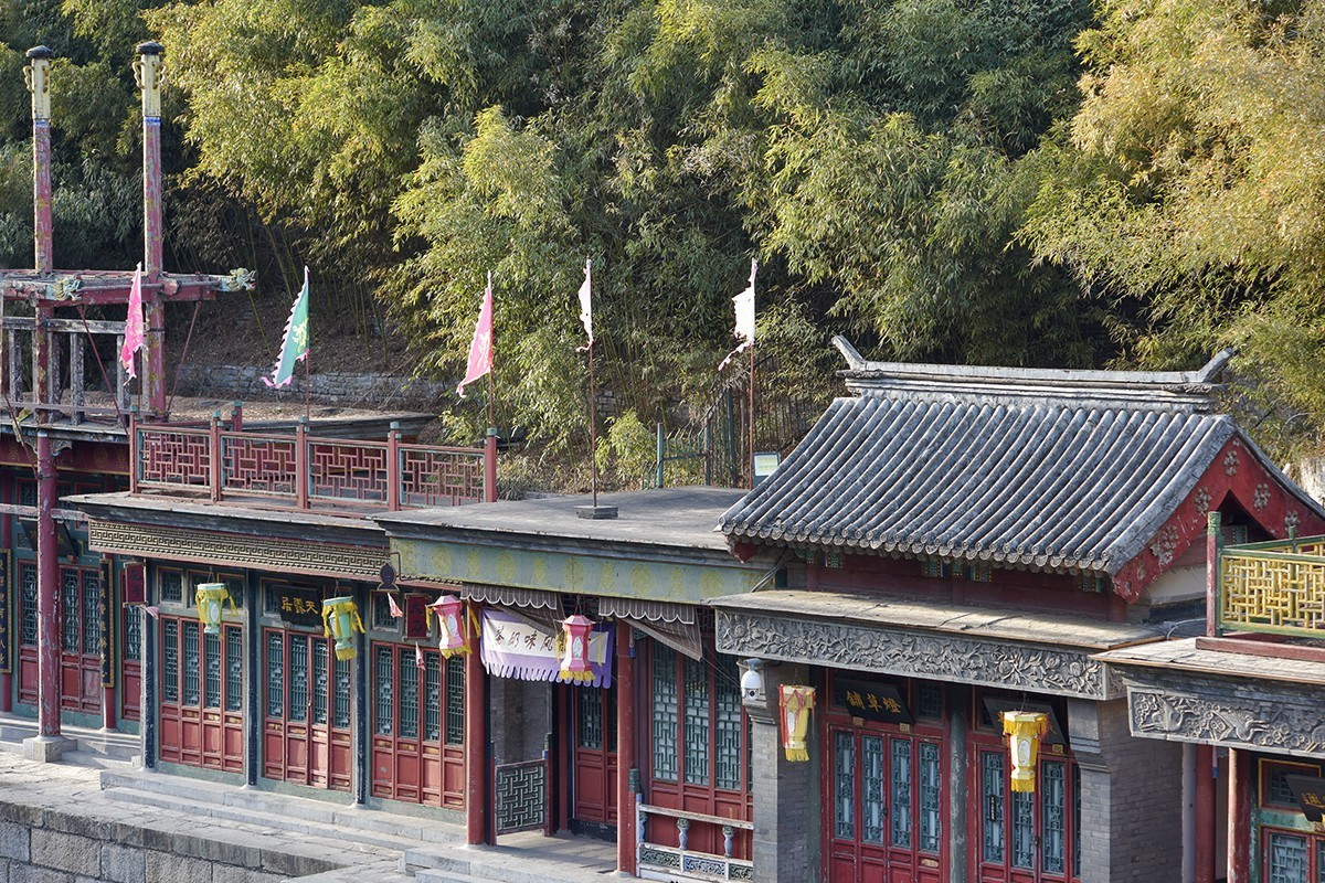 站在三孔桥上拍摄光影