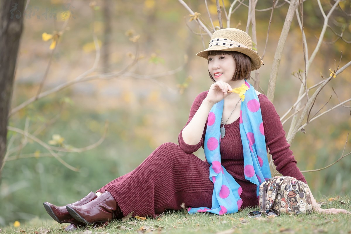 朵朵风铃绿叶中，飘飘然间露芳颜。