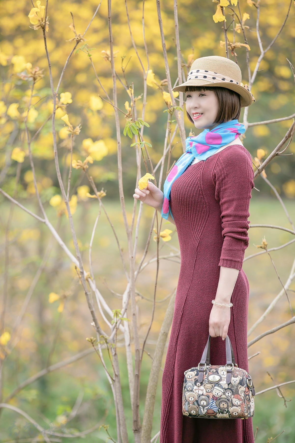 朵朵风铃绿叶中，飘飘然间露芳颜。