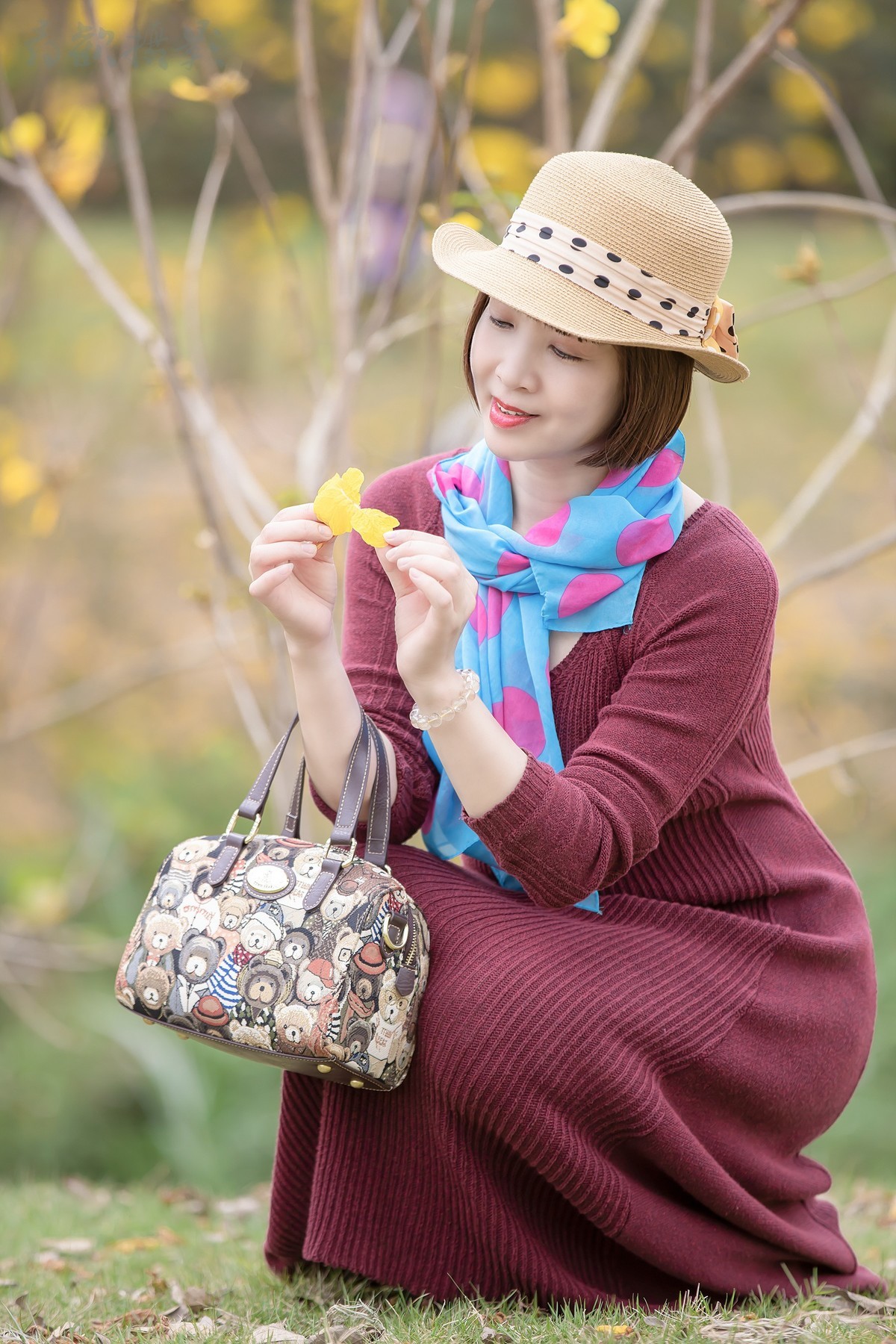 朵朵风铃绿叶中，飘飘然间露芳颜。