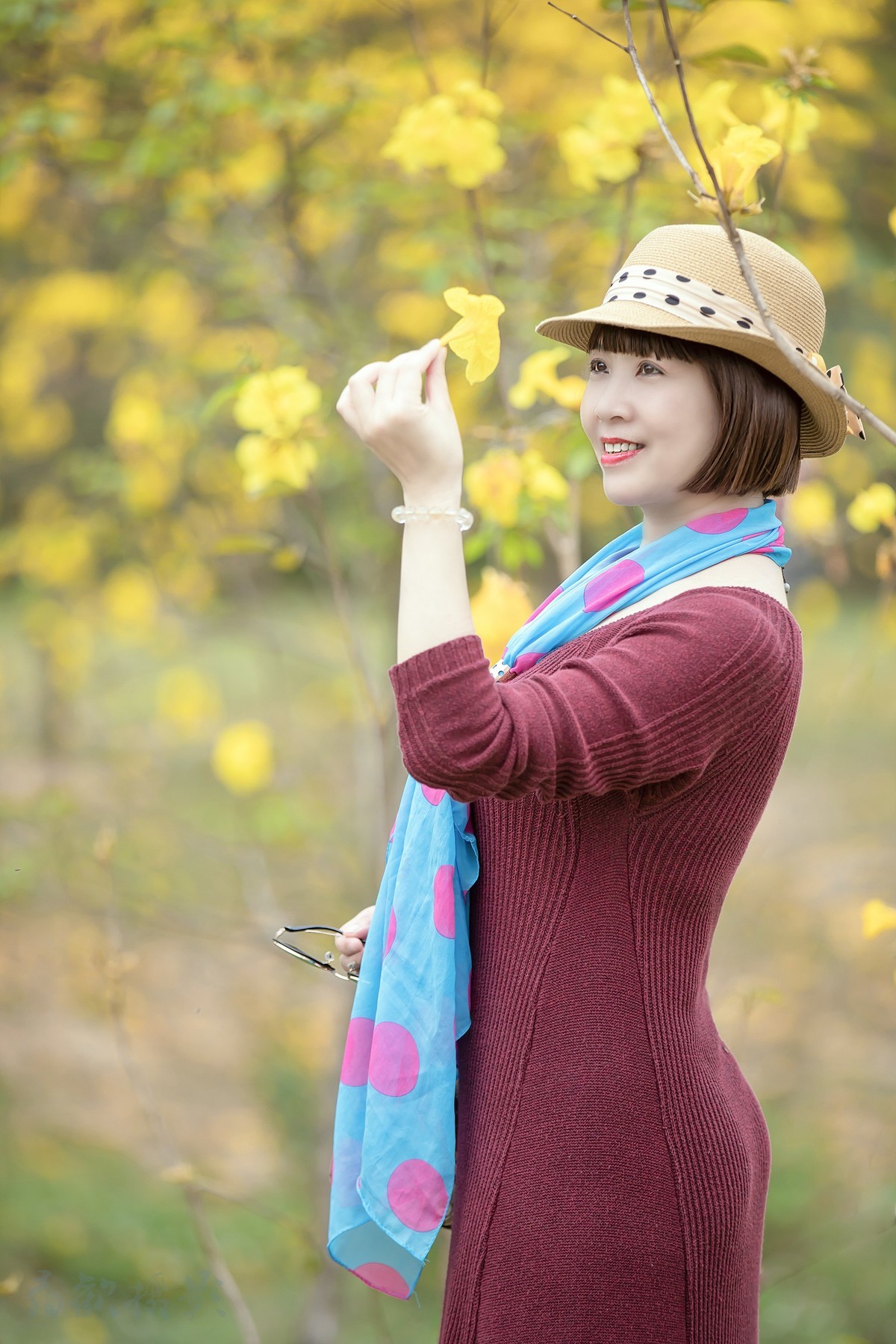 朵朵风铃绿叶中，飘飘然间露芳颜。