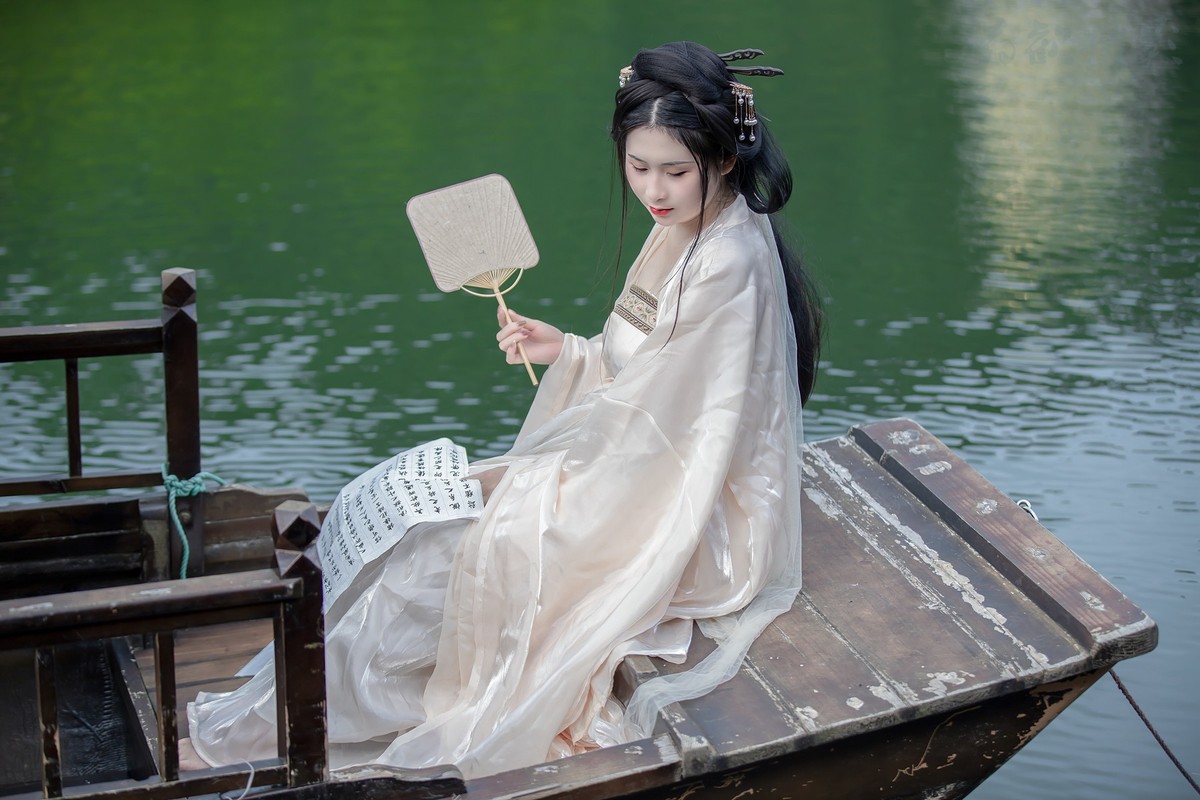 斜阳流水推蓬坐，翠色随人欲上船。