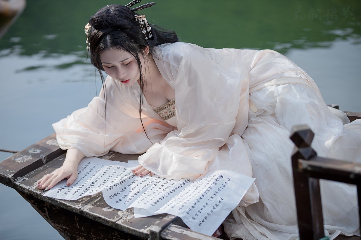 斜阳流水推蓬坐，翠色随人欲上船。
