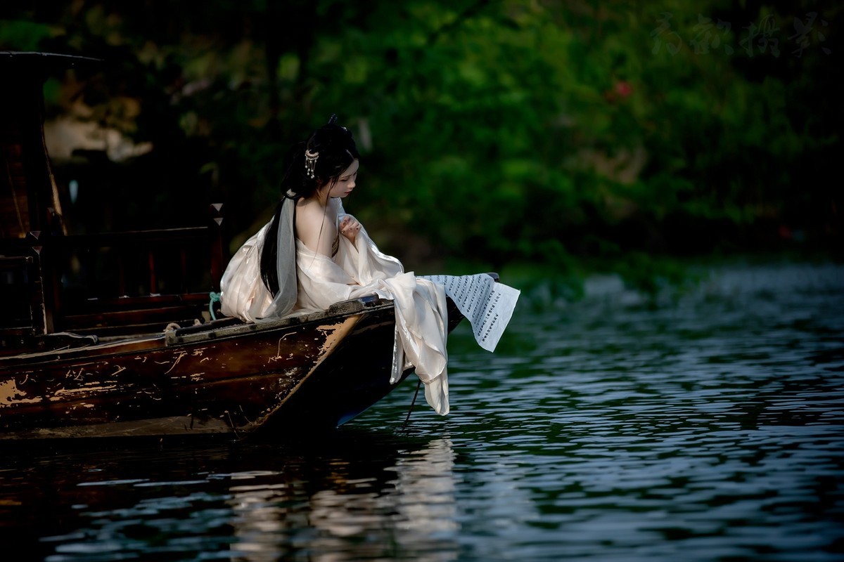 斜阳流水推蓬坐，翠色随人欲上船。