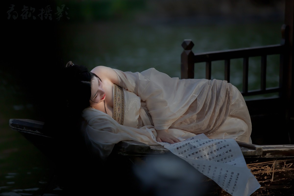 斜阳流水推蓬坐，翠色随人欲上船。