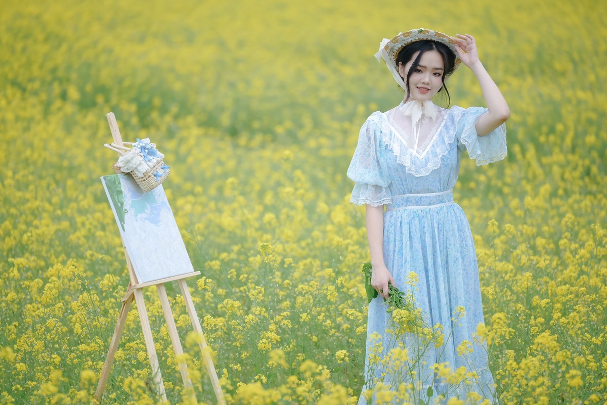 油菜花里的可爱小姐姐