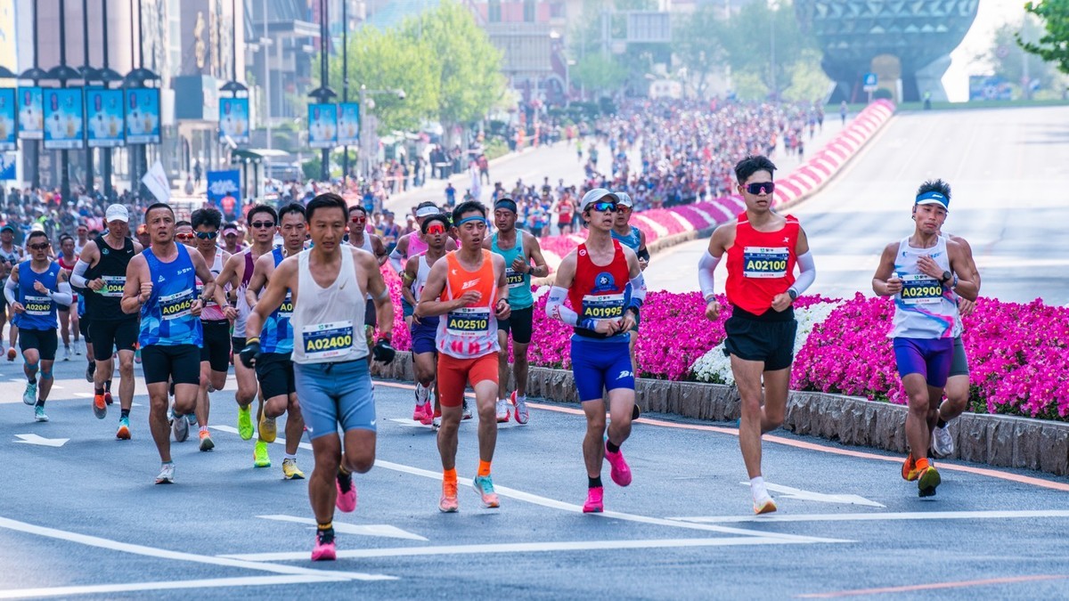 蒙 牛 - 2025 第 35 届 大 连 马 拉 松 赛 （ 七 ）