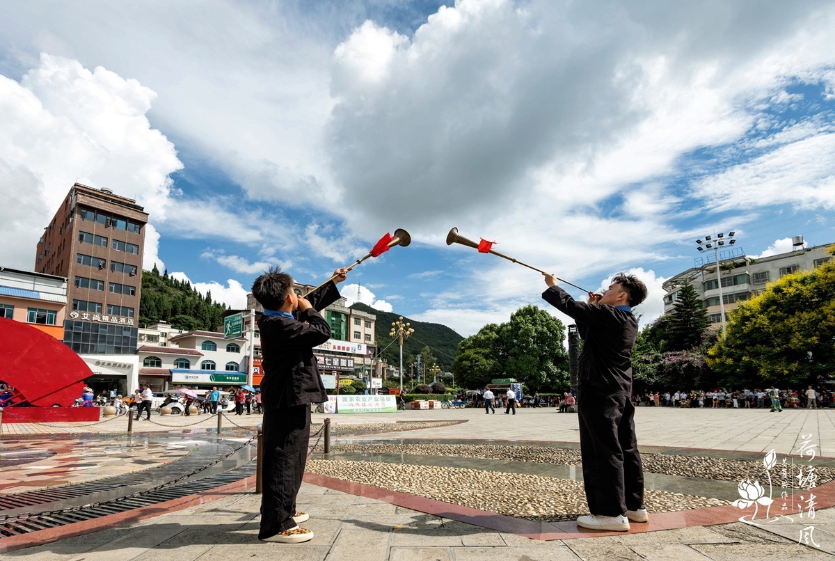 “加油之城，美美安龙”荷花节民族巡游，