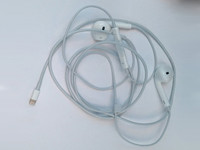 iPhone 7新版耳机曝光：3.5mm耳机孔真要被毙了