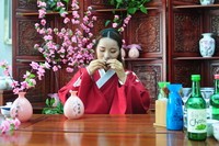 试拍人物 人面桃花相映红