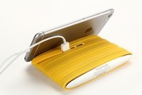 带伸缩手机支架移动电源816,边充边看视频还不要用手拿着