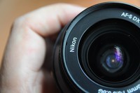 买了个二手尼康18-55ED,帮忙看下这个小缺口是正常的么