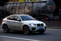 一组车子追焦照片。