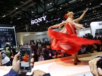 器材展美女 (手机拍)