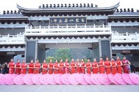 与旗袍美女相约山水间