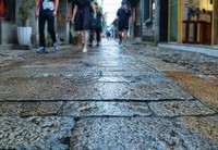 雨中老街