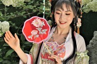 【红扇女孩(2)】——摄于上海桂林公园