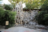 护城河里面的游船