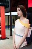 很多人都怀疑24-70f4拍人像够吗?齐鲁车展一些照片给您参考(无闪光灯)