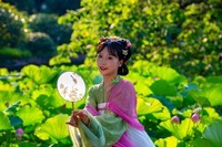 池塘荷叶旁人像