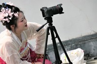 【自拍的化妆女孩】——摄于上海桂林公园