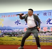 一组舞台人物抢拍