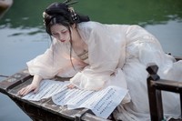 斜阳流水推蓬坐,翠色随人欲上船。