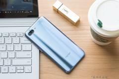 看荣耀10如何犯花痴，海鸥灰版“变色龙”爱拍照