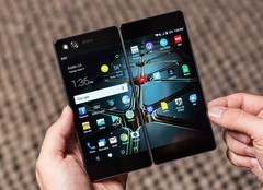 中兴Axon M上手体验：挑战全面屏 可折叠屏幕有新招