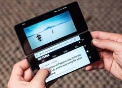 中兴Axon M上手体验：挑战全面屏 可折叠屏幕有新招