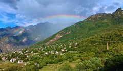 丹巴美人谷的彩虹