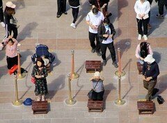 2119【不老松：纪实摄影】《山河锦绣》南国风情：海南島三亚南山园通宝殿前敬香的虔诚