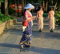 2123【不老松：纪实摄影】《山河锦绣》南国风情：海南島三亚天涯海角游览区玩的累了，