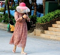 2123【不老松：纪实摄影】《山河锦绣》南国风情：海南島三亚天涯海角游览区玩的累了，