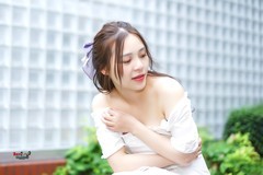 【琉璃墙下的甜意】---佳佳