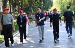 重阳老同志们面怀烈士