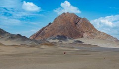 沙漠中的黑山