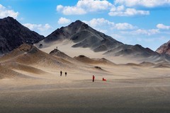 沙漠中的黑山