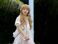 2138【不老松：纪实摄影】《山河锦绣》南国风情：海南島三亚：三亚海滨美女奔海图！