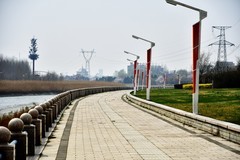 薄雾漫绕民兴河畔