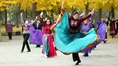 银杏树下的欢乐