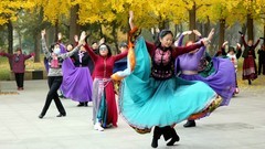 银杏树下的欢乐